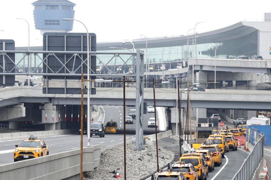 FAA, NTSB investigate close call at New York's LaGuardia Airport