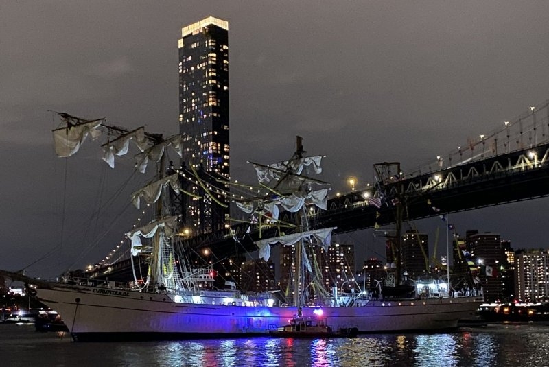 Mexican navy ship strikes Brooklyn Bridge, killing two people