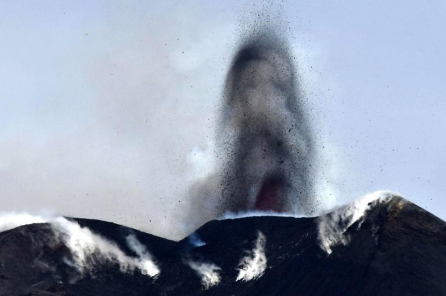 Italy's Mount Etna erupts, forcing tourists to flee