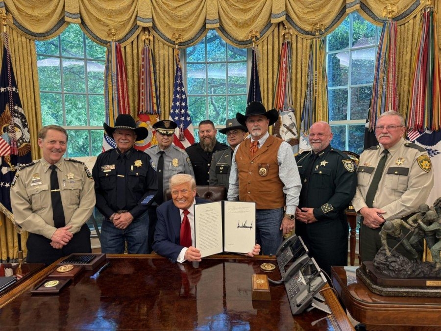 Trump signs executive orders targeting sanctuary cities, protecting law enforcement