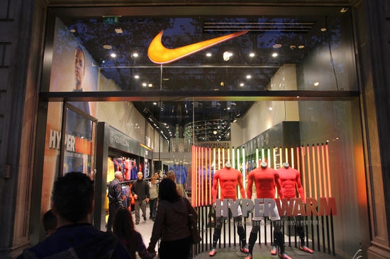 Nike's Cautious Q4 Forecast Offsets Earnings Beat, Analysts Divided