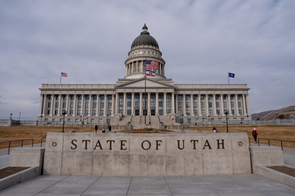 Lawmakers advance bill requiring age verification for app store purchases