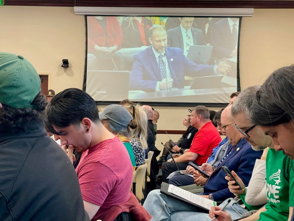 Despite opposition, bill banning collective bargaining for public unions advances after tight vote