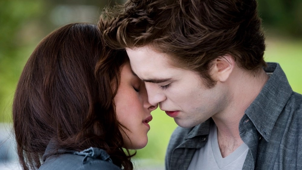 ‘Twilight' Director Says Studio Gave Her a ‘Mini Cupcake' to Celebrate Film's Success: Male Directors Get a ‘Car or a Three-Picture Deal or Whatever You Want'
