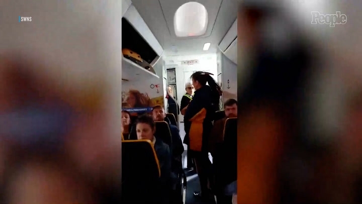 A Couple Ordered Pringles, a Coke and a Water on Their Flight. Then They Were Escorted Off the Plane by Police