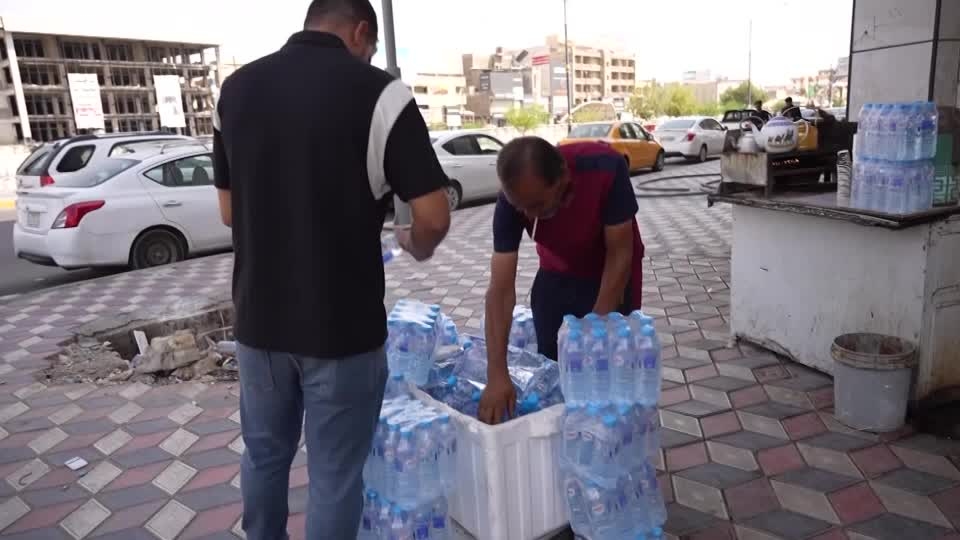 Iraqis battle extreme heatwave with ice, mist and river dips