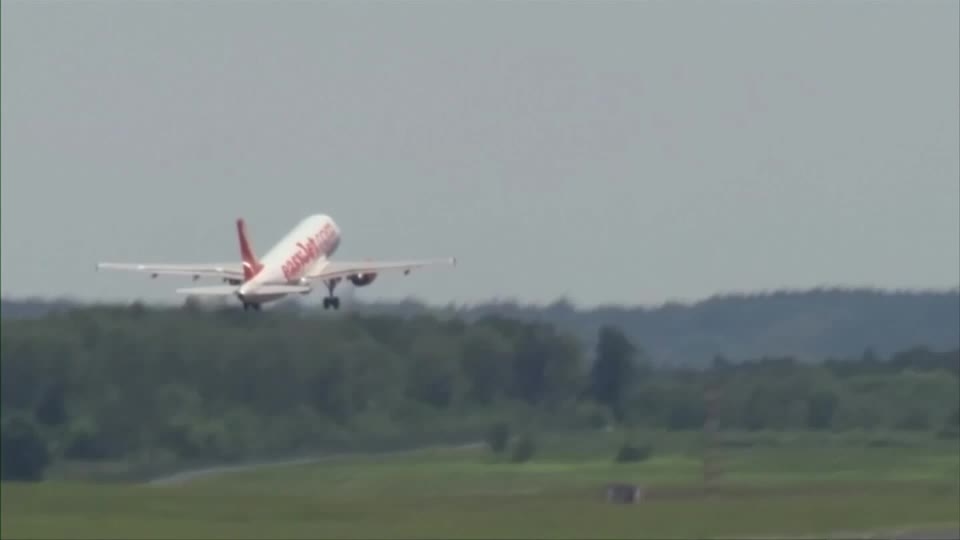 EasyJet warns on profit hit from French air strike and fuel costs