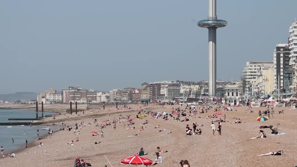 Crowds flock to Brighton as UK issues amber heat alert