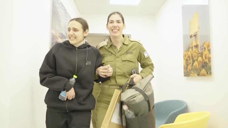 Released Israeli hostage Romi Gonen falls into mom's arms weeping