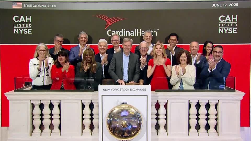 S&P 500 ends higher as Oracle reignites AI rally; Boeing drops