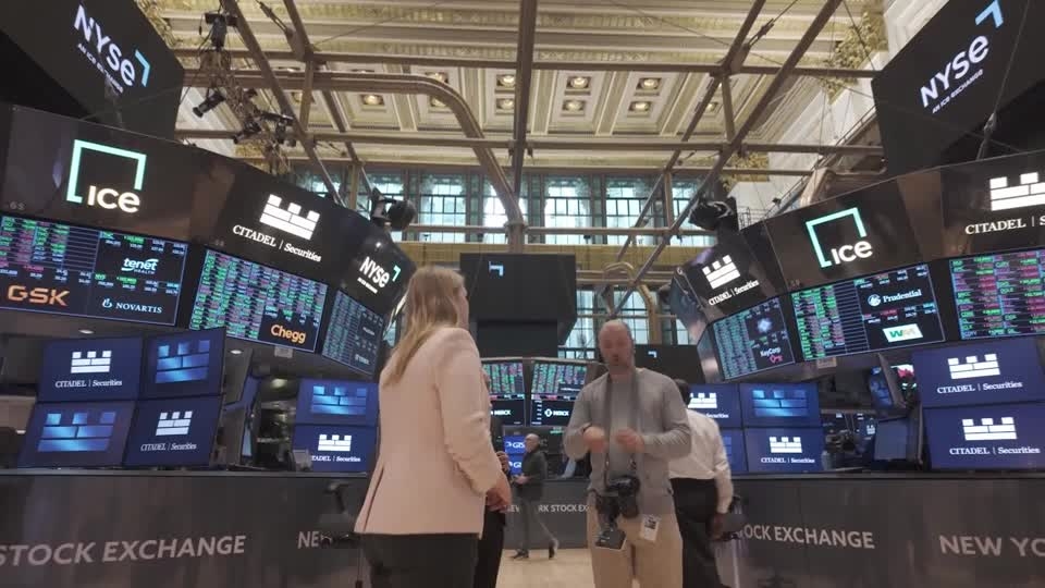 US stocks end mostly flat as Treasury yields ease