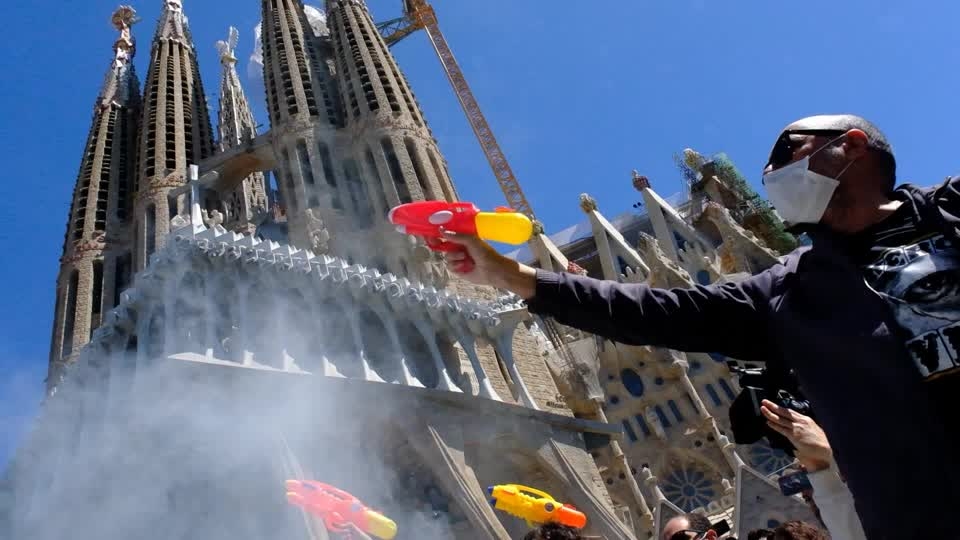 Protesters fire water pistols at tourist bus in Barcelona