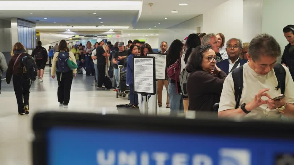 United Airlines flights resume after it resolves technology glitch