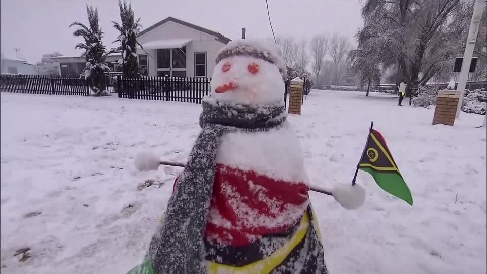 'Never seen anything like this': Australians enjoy rare snowfall