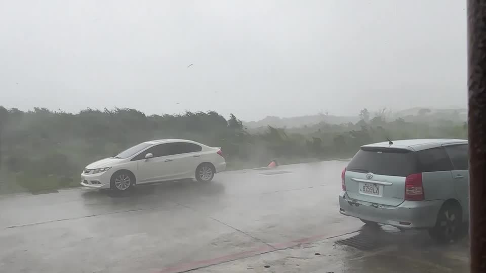 Typhoon Podul hits island off Taiwan's east coast, strong winds, rain