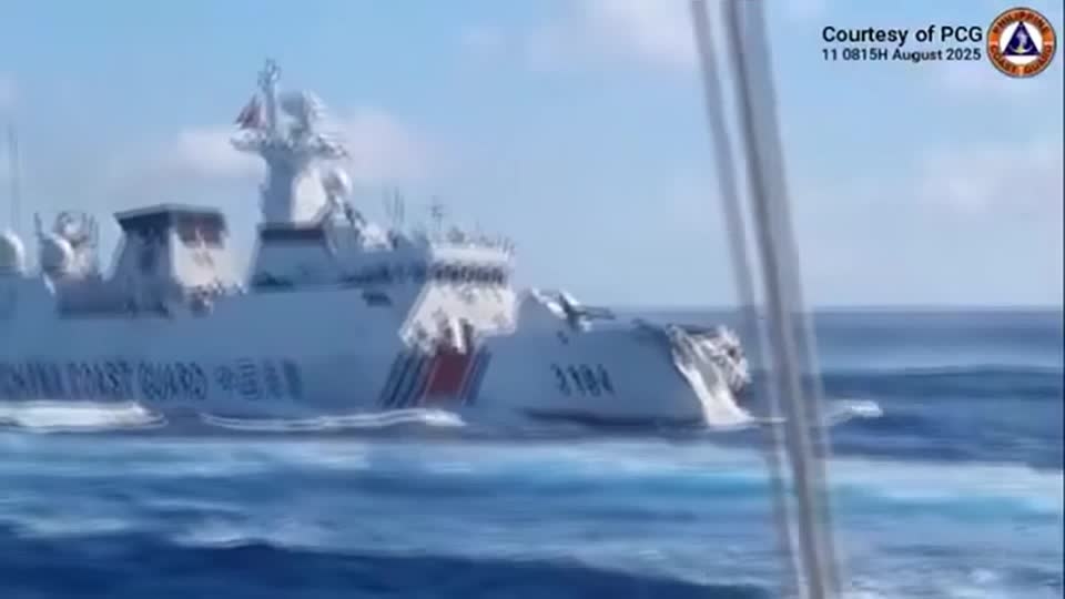 Chinese ships collide while pursuing Philippines vessel