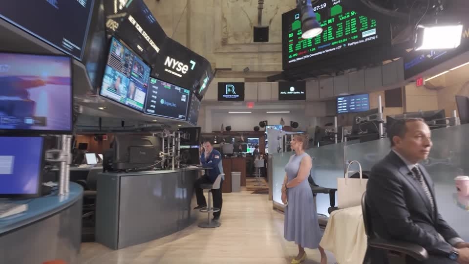 Wall St closes near flat with focus on US-China talks