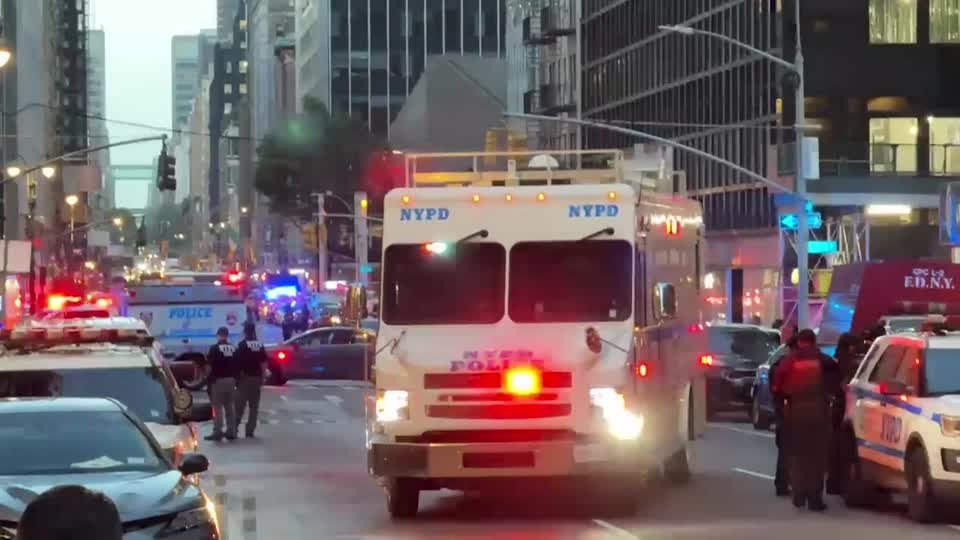 Gunman kills four, including police officer, in New York skyscraper
