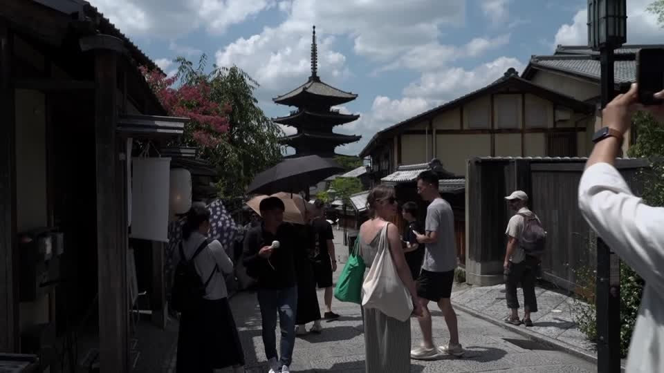 Tourists in Japan's sweltering heat try to stay cool in Kyoto
