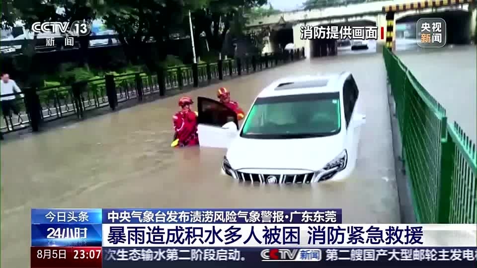 Rescuers pull drivers from submerged cars in southern China floods