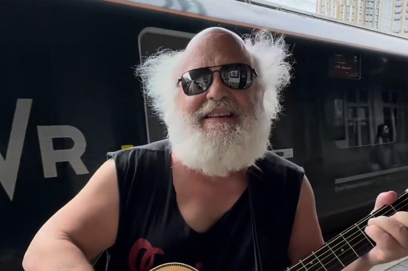 US rock star turns up at Welsh railway station with a guitar for impromptu performance
