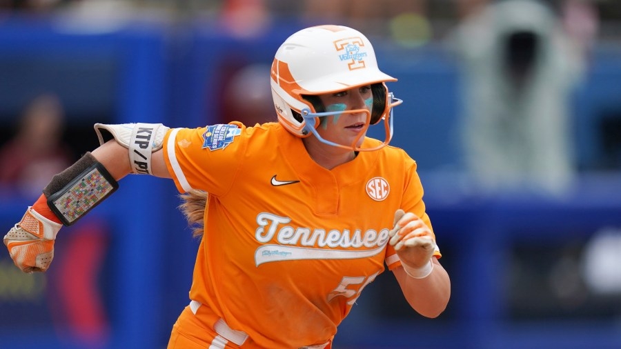 Lady Vol Softball explodes for seven runs in the first inning, advance past Florida