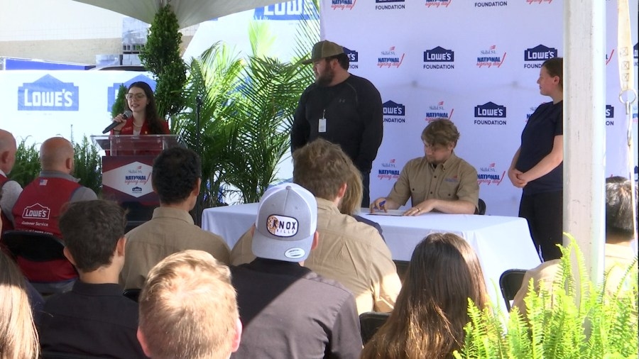 Lowe's ‘blue carpet' event honors students entering skilled trades