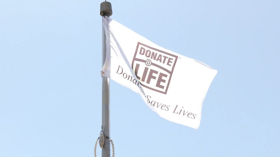 Mon Medical Center hosts flag raising ceremony for Donate Life Month