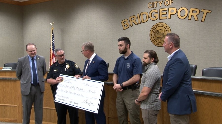 Treasurer Pack brings unclaimed property check to Bridgeport Police Department
