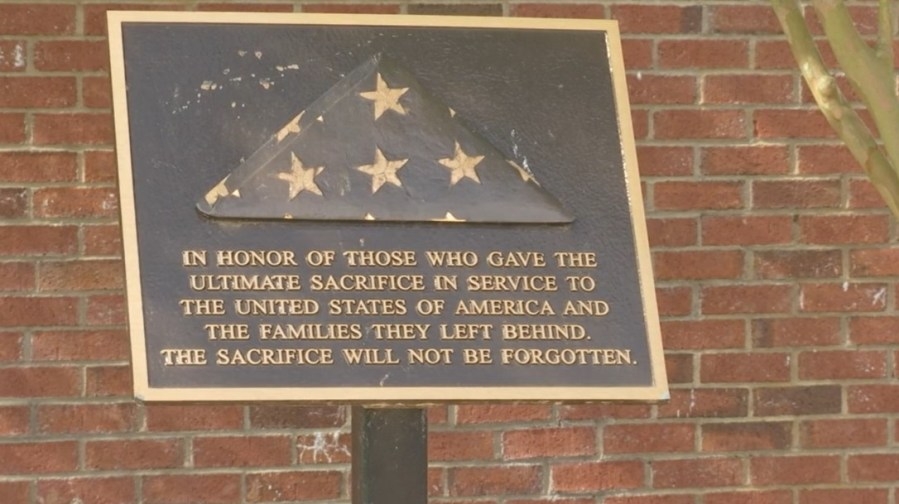 Community pays respect to over 15,000 buried at Florence National Cemetery