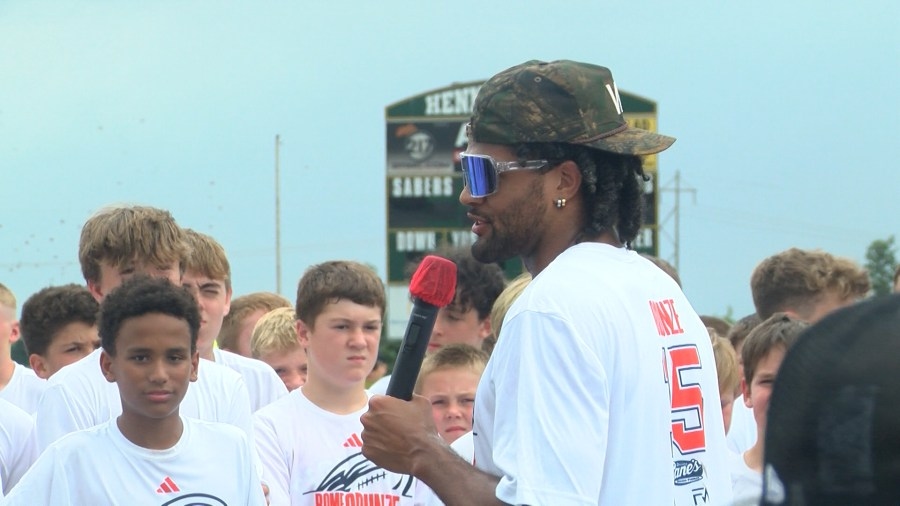 Bears wide receiver hosts youth camp in Champaign