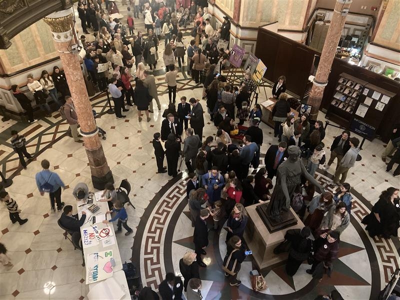 Hundreds gather at Illinois State Capitol to oppose Homeschool Bill