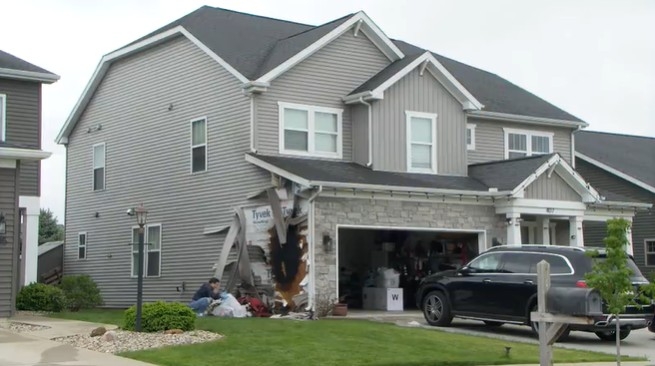 Champaign firefighters put out small house fire Monday morning