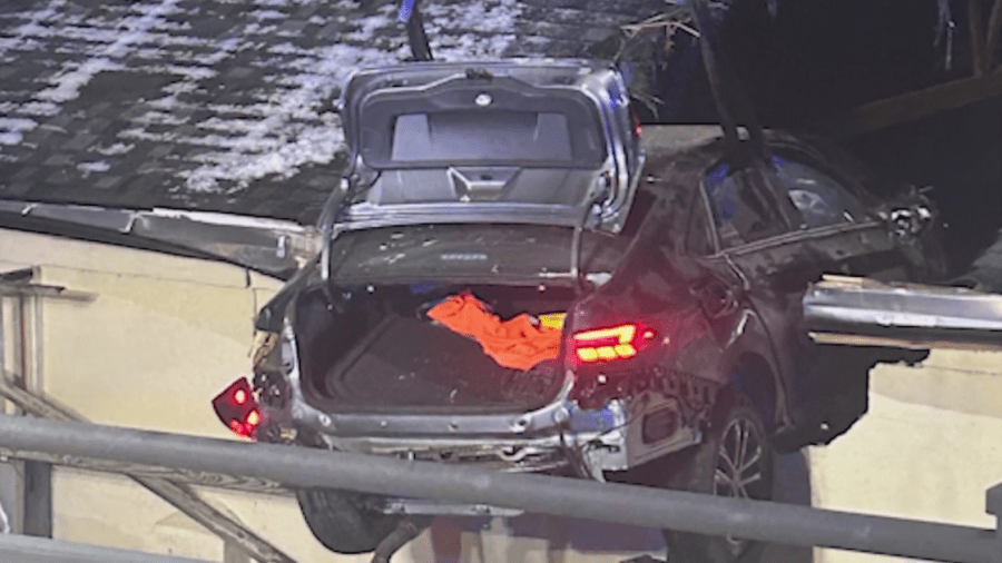 Car crashes into roof of Veterans Association building in Excelsior Springs