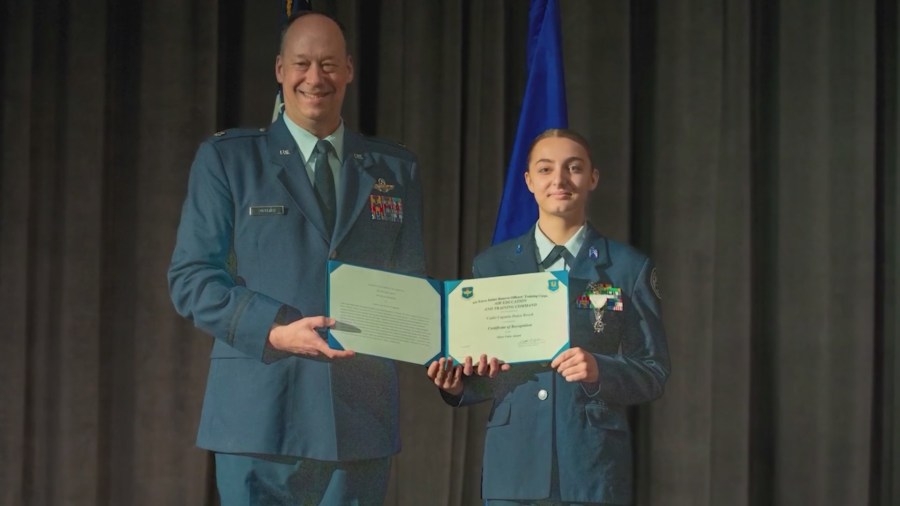 Lee's Summit teen earns Silver Valor Award after saving mans life