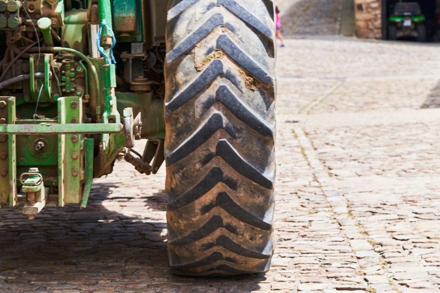 Driver dies after tractor strikes car in Clinton County