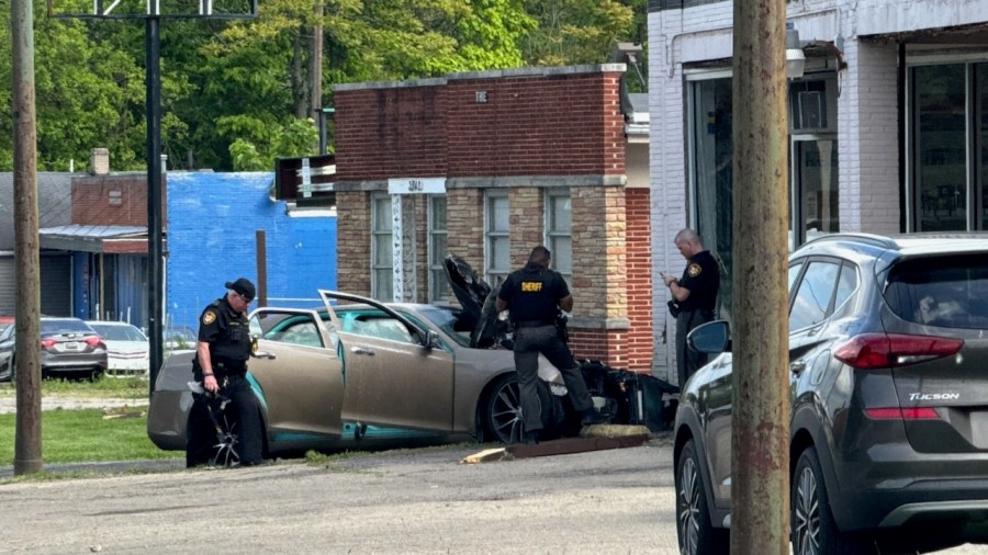 Car crashes into storefront in Dayton