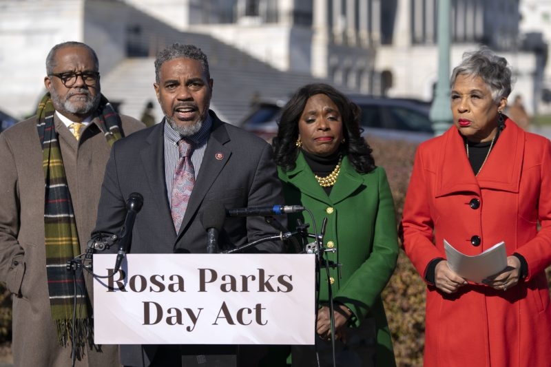 Lawmakers call for Rosa Parks holiday