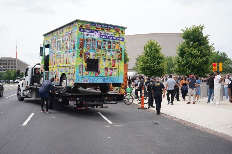 DC tows dozens of unlicensed food trucks along National Mall