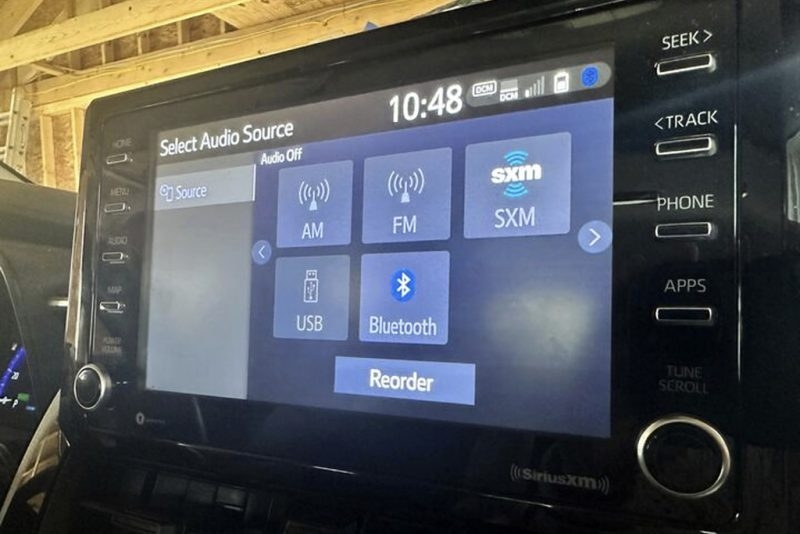 Senators push to keep AM radio in new vehicles