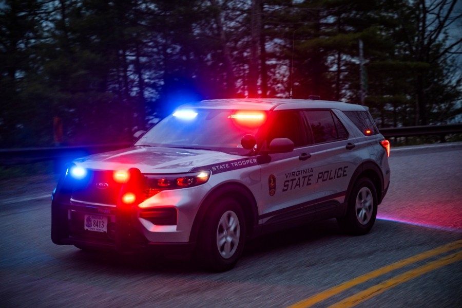 At least one hurt after car slammed into wall on I-495 in Fairfax County