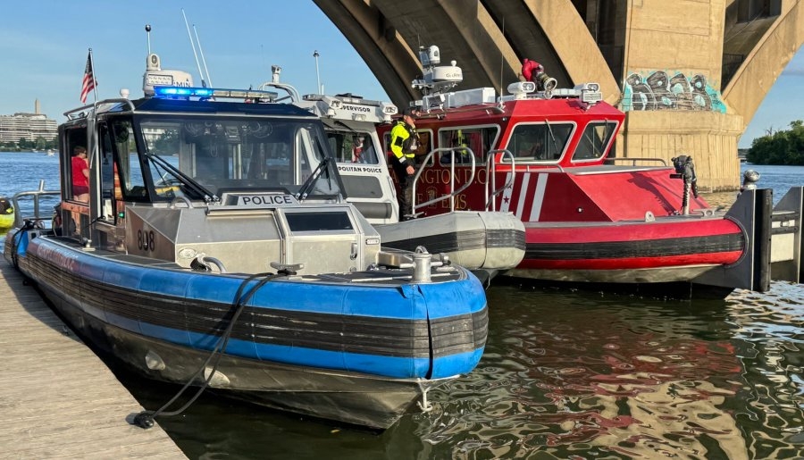 Responders rescue 2 people from Potomac River in DC after boat overturns