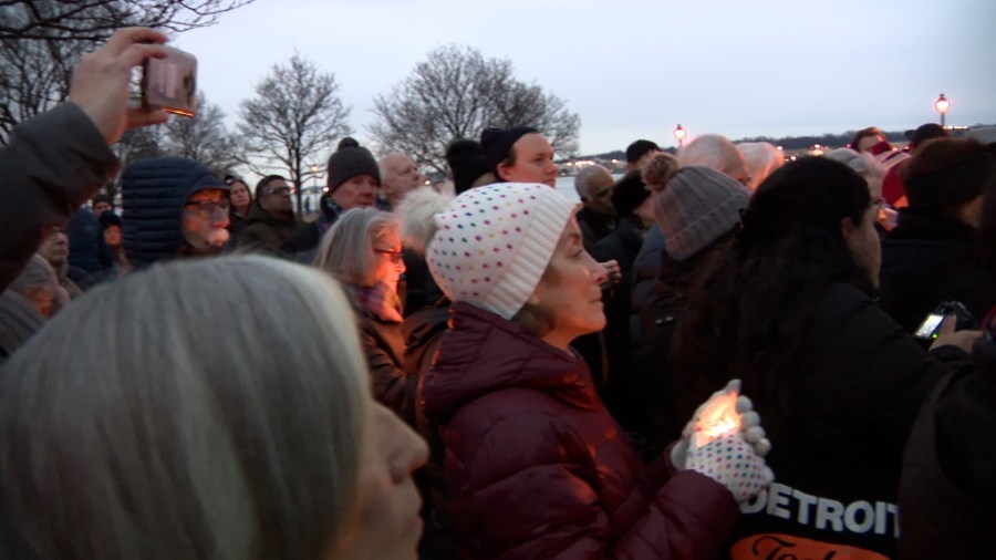 Vigil held in Alexandria for 67 victims of DCA plane crash