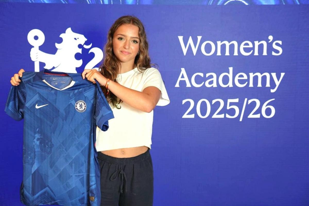 Cumbrian teenage footballer signs for Chelsea Women's Academy