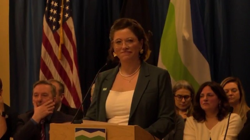 Burlington mayor signs amended resolution to clean up downtown, gives $10,000 to relocate Food Not Cops