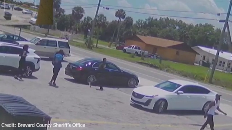 2-year-old shot in gunfight outside Florida store, deputies say