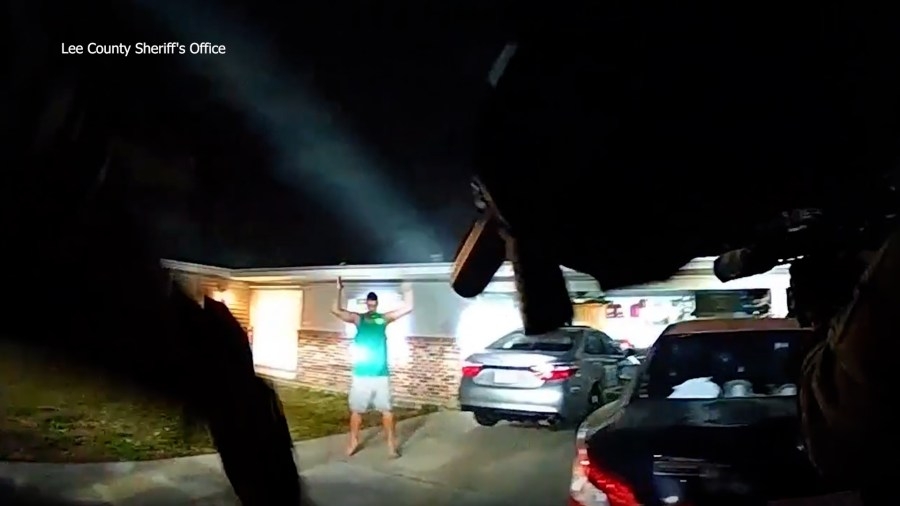 Armed man points gun at victim, barricades himself in bedroom: deputies