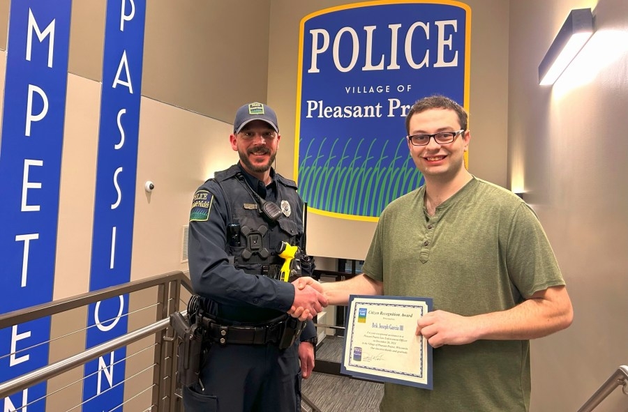 Man in Wisconsin awarded by police department after assisting officer who was trapped in vehicle