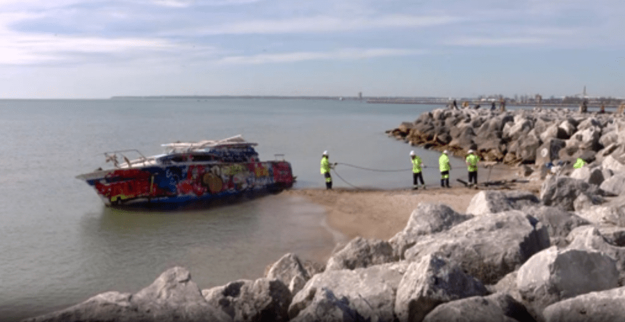 From eyesore to icon, Milwaukee says farewell to abandoned boat, ‘Deep Thought'