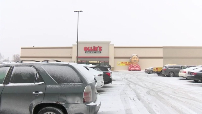 ‘Wisconsin has been good to us': Ollie's opens new bargain outlet in Neenah